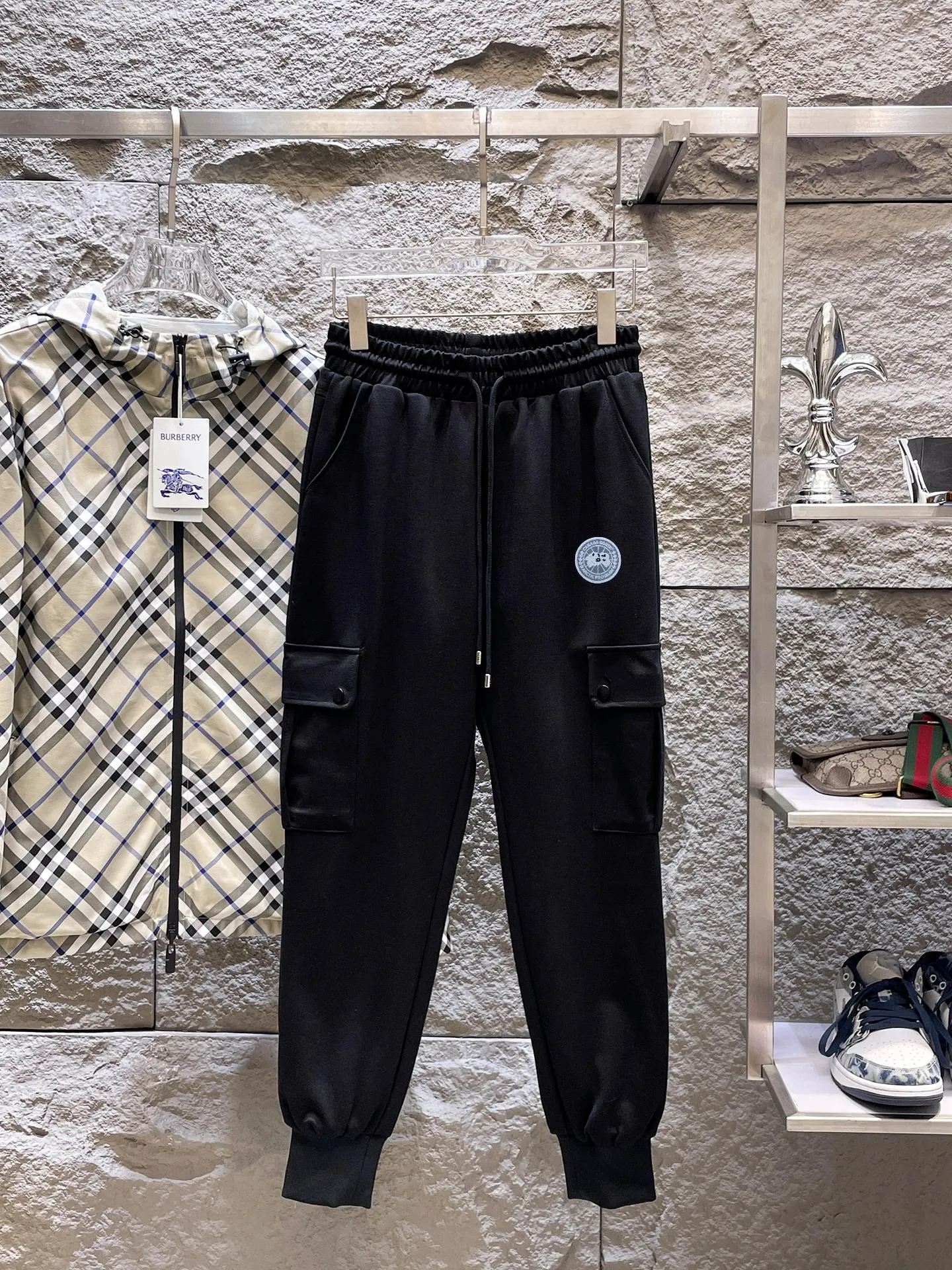 P490 Big Goose🇨🇦🌹25 new autumn and winter thickened warm down pants are here🔥Winter essential outdoor windproof, lockable and warm. Made of professional-grade outdoor windproof, waterproof and breathable fabric. Lining 90% white duck down filling. Lightweight design. Lightweight and warm. Seamless gluing process on the inside. Made of light and gall-free anti-drilling fabric to effectively prevent velvet running. Original hardware accessories. Classic logo matching. Simple and versatile, the upper body is stylish and not bloated. The style is the same for men and women! Size: M-3XL.
